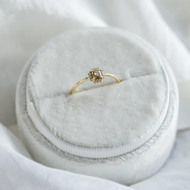 Šikmý pohled na fancy diamantový prsten NOBILIS s champagne diamantem