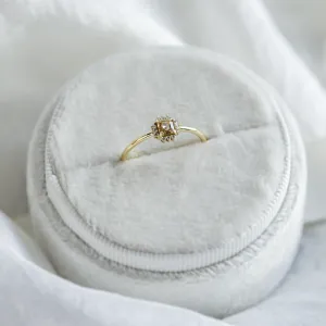 Šikmý pohled na fancy diamantový prsten NOBILIS s champagne diamantem
