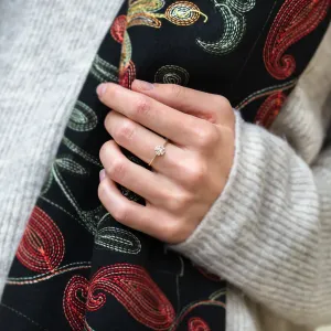 Fancy diamantový prsten NOBILIS na ruce s výrazným diamantovým středem