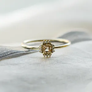 Detail fancy diamantového prstenu NOBILIS s okolními čirými diamanty