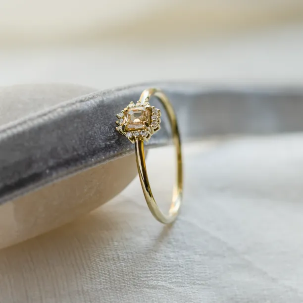 Šikmý detail prstenu NOBILIS s champagne diamantem a okolními diamanty