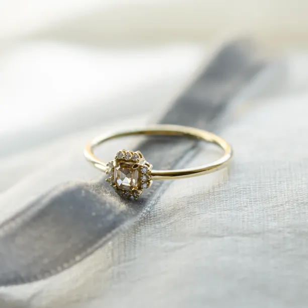 Šikmý pohled na fancy diamantový prsten NOBILIS a jeho champagne diamant