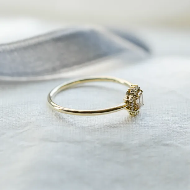 Boční pohled na fancy diamantový prsten NOBILIS s vyvýšeným diamantovým osazením