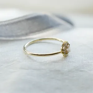 Boční pohled na fancy diamantový prsten NOBILIS s vyvýšeným diamantovým osazením