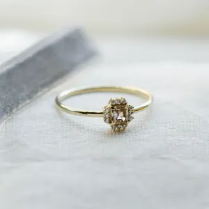 Detailní pohled na diamantový prsten NOBILIS s centrálním champagne diamantem a čirými diamanty