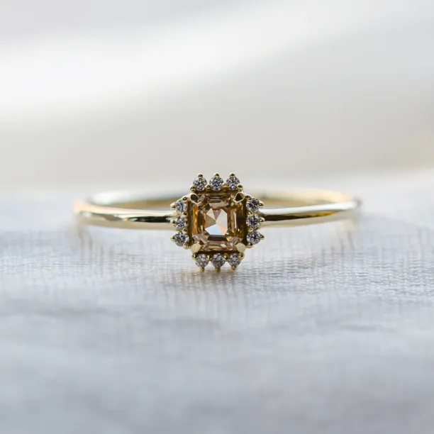 Fancy diamantový prsten NOBILIS s champagne diamantem a okolními čirými diamanty