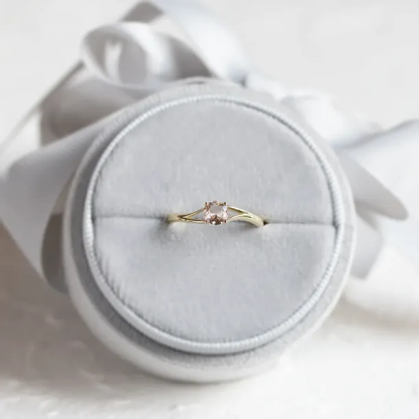 Delicate gold ring with morganite ROSALIS Image