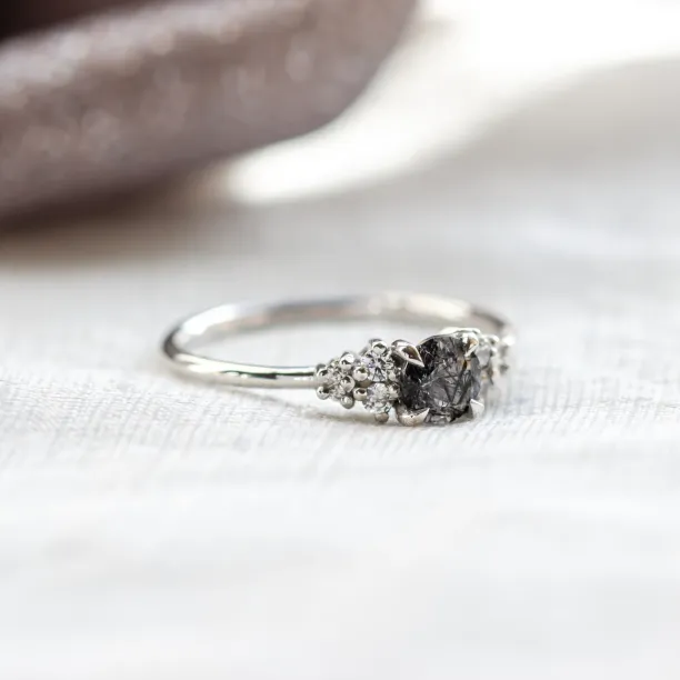 Gold ring with rutilated quartz and diamonds HESTIÁ Image