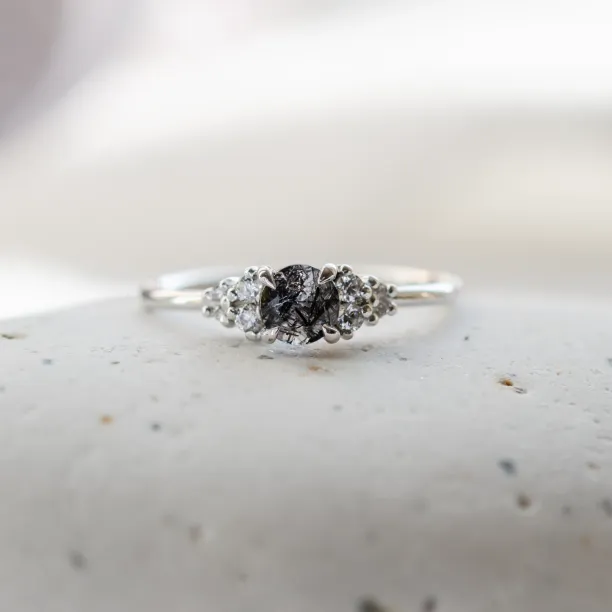 Gold ring with rutilated quartz and diamonds HESTIÁ Image