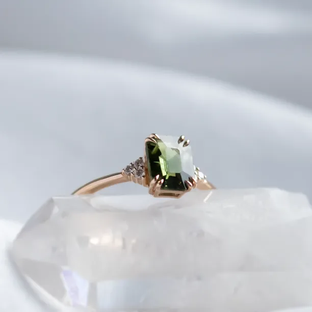 Gold ring with emerald sapphire and diamonds REZI Image