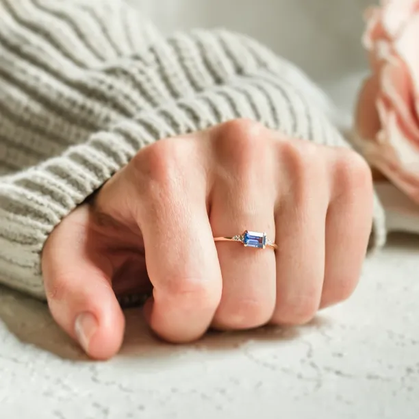 Modern ring with emerald sapphire and diamonds EUDE Image