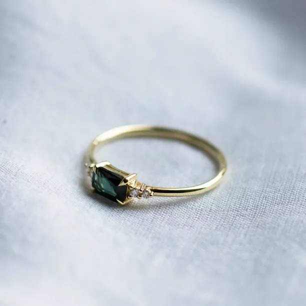 Modern ring with emerald sapphire and diamonds EUDE Image