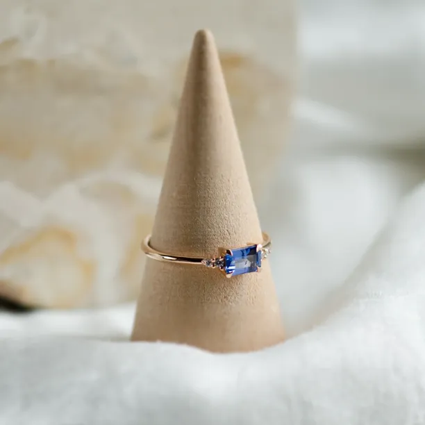 Modern ring with emerald sapphire and diamonds EUDE Image