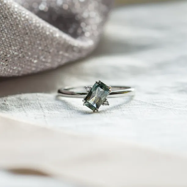 Zlatý prsten s radiant modrozeleným safírem a bočními diamanty JOY Image