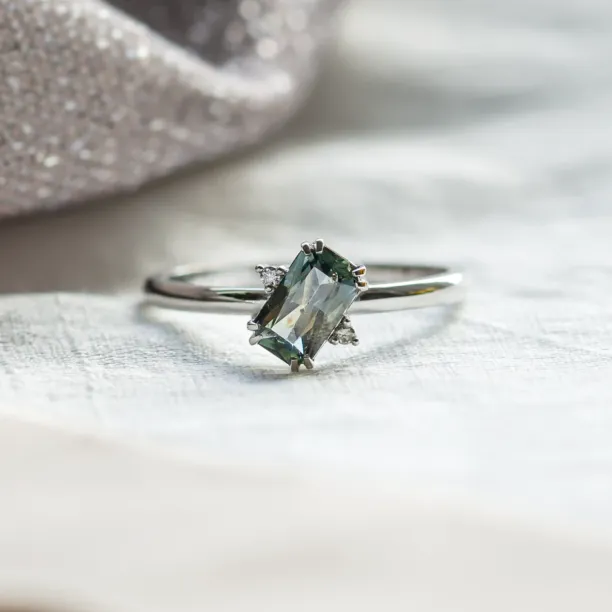 Zlatý prsten s radiant modrozeleným safírem a bočními diamanty JOY Image