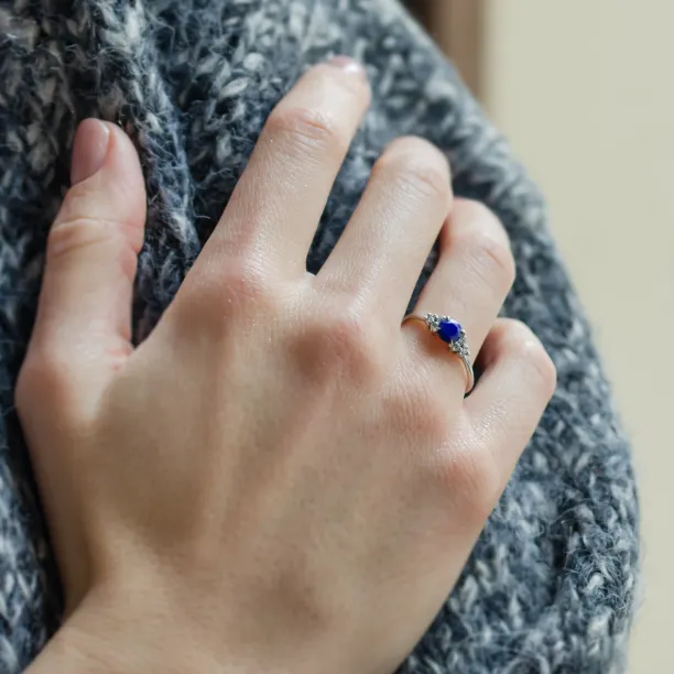 Zlatý prsten ROYAL s centrálním lapis lazuli a diamanty na ruce