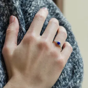 Zlatý prsten ROYAL s centrálním lapis lazuli a diamanty na ruce