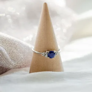 Šikmý pohled na zlatý prsten ROYAL s centrálním lapis lazuli a diamanty