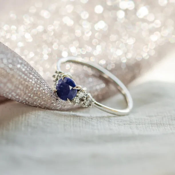 Detailní šikmý pohled na zlatý prsten s centrálním lapis lazuli a diamanty