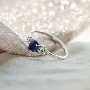 Detailní šikmý pohled na zlatý prsten s centrálním lapis lazuli a diamanty