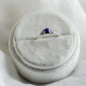 Pohled z nadhledu na zlatý prsten ROYAL s centrálním lapis lazuli a diamanty
