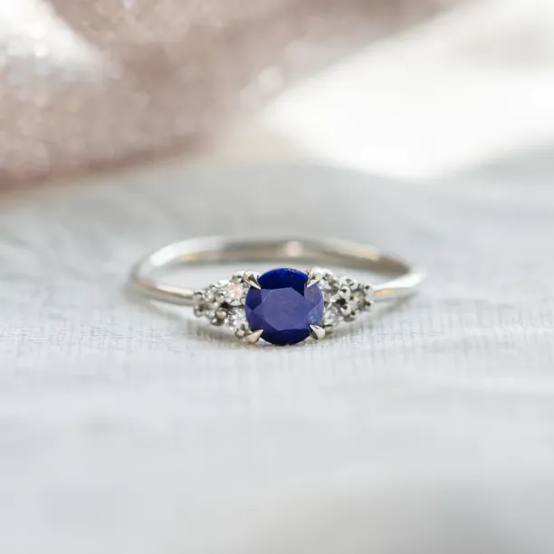 Detail zlatého prstenu ROYAL s centrálním lapis lazuli a diamanty