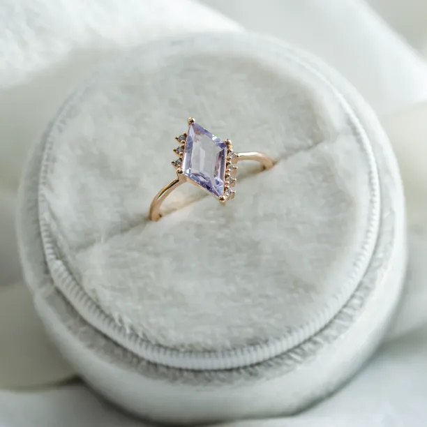 Gold ring with natural violet sapphire MONA Image