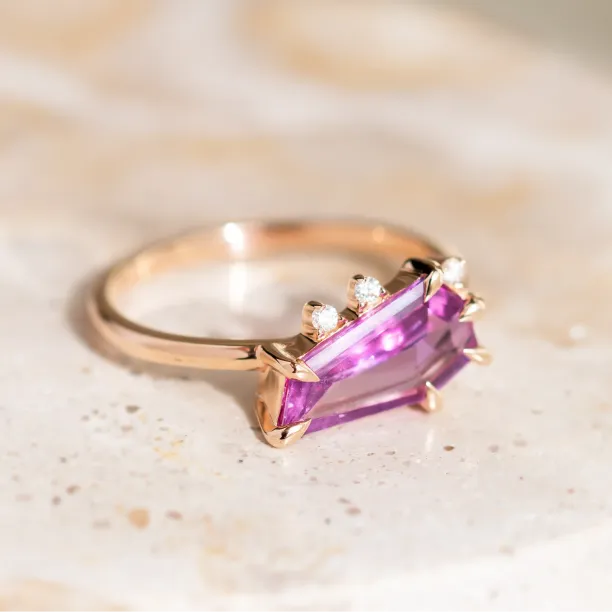 Gold ring with sapphire and diamonds TARA Image