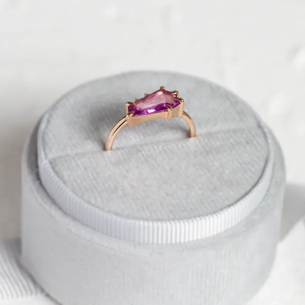 Gold ring with sapphire and diamonds TARA Image