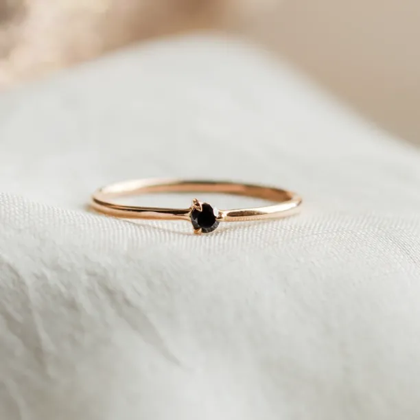 Close-up of the DUNCAN gold ring with a black diamond