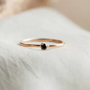 Close-up of the DUNCAN gold ring with a black diamond