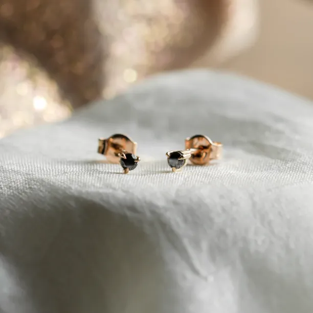 Náušnice CHARNA z růžového zlata s černými diamanty, detail páru