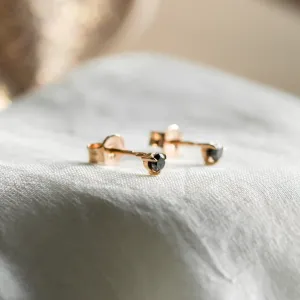 Zlaté pecky CHARNA s černými diamanty, boční pohled s viditelnými puzetami