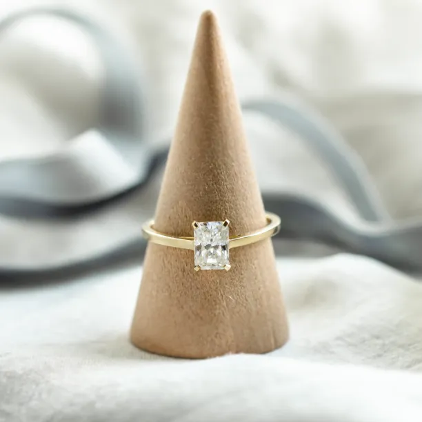 Minimalistický zásnubní prsten s radiant moissanitem BAGI Image
