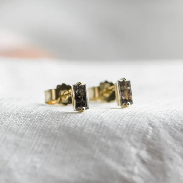 Šikmý pohled na náušnice PEPPE se salt and pepper diamanty