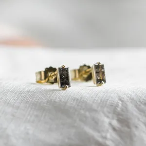 Šikmý pohled na náušnice PEPPE se salt and pepper diamanty