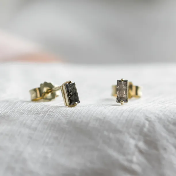 Detailní pohled na náušnice PEPPE se salt and pepper diamanty