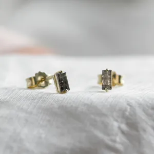 Detailní pohled na náušnice PEPPE se salt and pepper diamanty