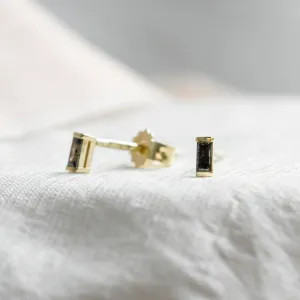 Šikmý pohled na obdélníkové náušnice RICKY se šedými diamanty