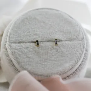 Detailní záběr páru minimalistických náušnic RICKY se šedými diamanty