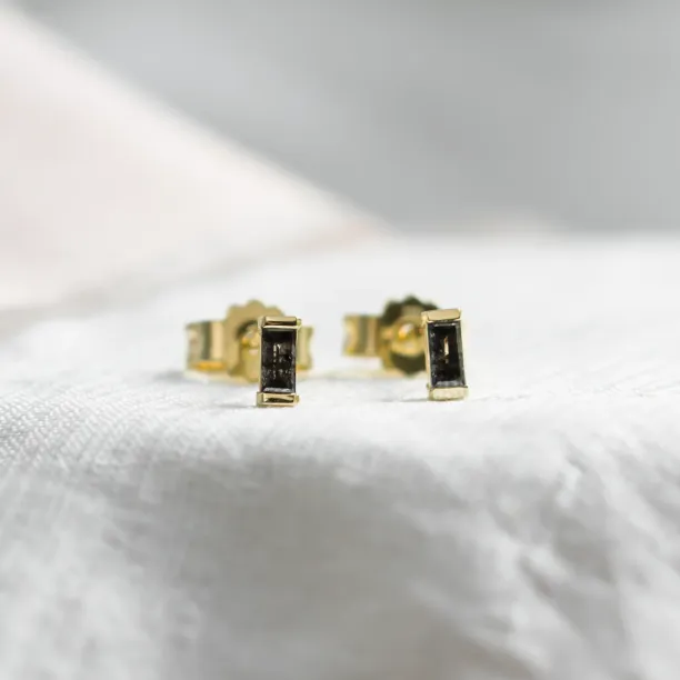 Detailní záběr obdélníkových náušnic RICKY se šedými diamanty