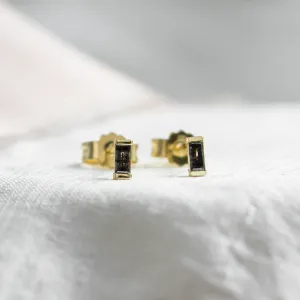Detailní záběr obdélníkových náušnic RICKY se šedými diamanty