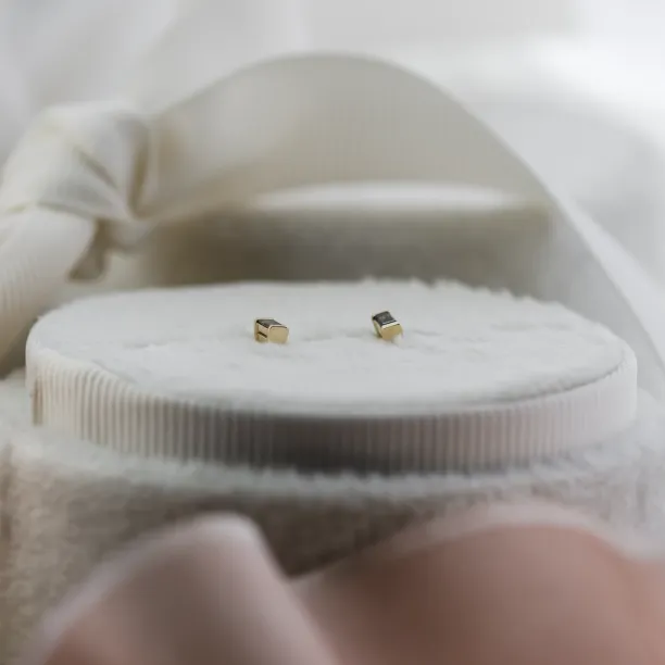 Boční detail minimalistických náušnic RICKY se šedými diamanty