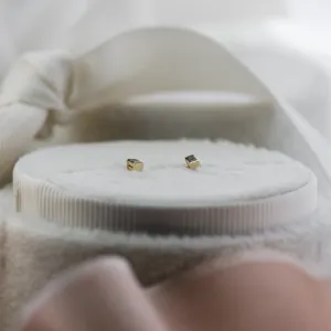 Boční detail minimalistických náušnic RICKY se šedými diamanty