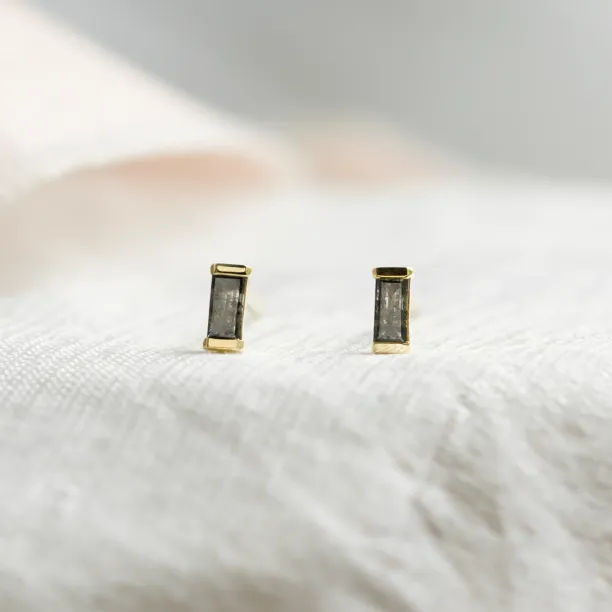 Minimalistické náušnice RICKY se šedými diamanty, zobrazené jako pár