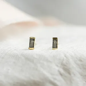Minimalistické náušnice RICKY se šedými diamanty, zobrazené jako pár