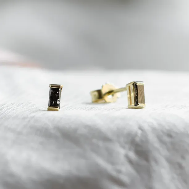 Šikmý pohled na náušnice LOFI s baguette salt and pepper diamanty a zapínáním