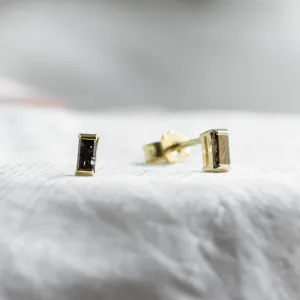 Šikmý pohled na náušnice LOFI s baguette salt and pepper diamanty a zapínáním
