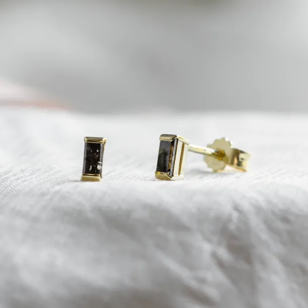 Detailní šikmý pohled na náušnice LOFI s baguette salt and pepper diamanty