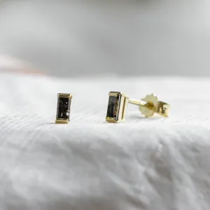 Detailní šikmý pohled na náušnice LOFI s baguette salt and pepper diamanty